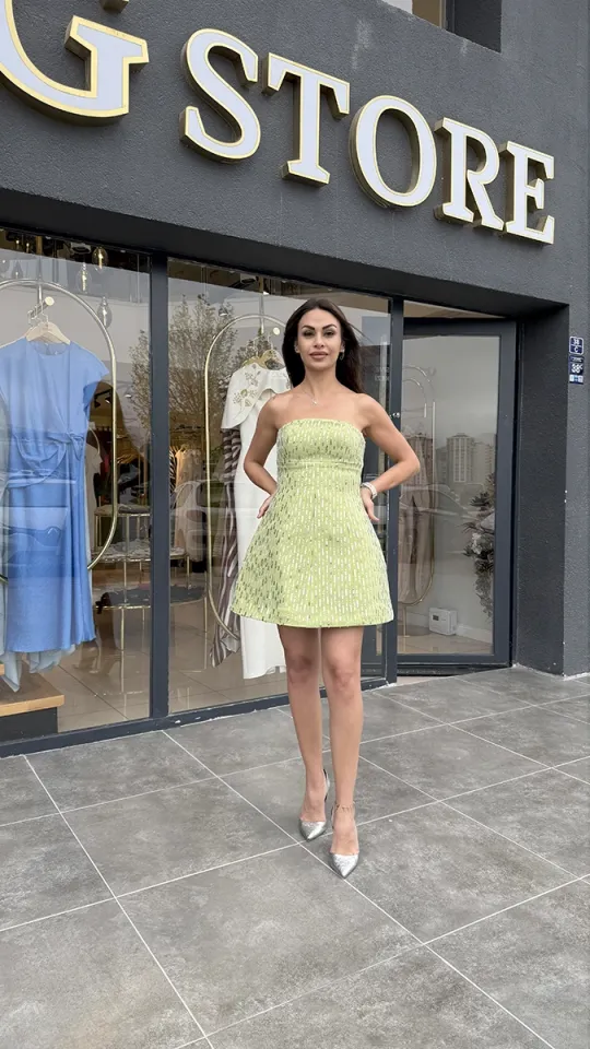 Işıltılı Yeşil Straplez Mini Elbise – Özel Günler İçin Şık Tasarım