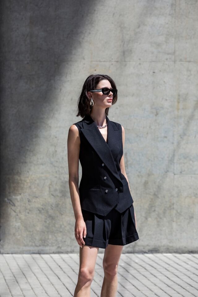 Pileli Gümüş Sim Detaylı Şort